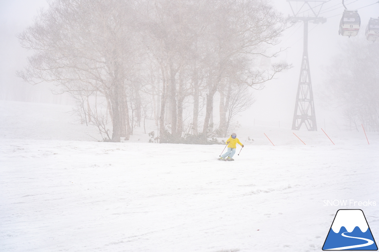 5月になっても雪たっぷり。山頂から山麓まで滑走可能なニセコアンヌプリ国際スキー場のゲレンデを、秋山穂香さんとひと滑り(^^)/